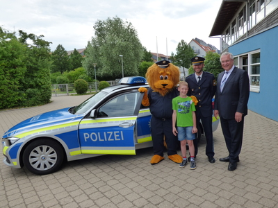 20 Jahre Lexi-Hausaufgabenheft der Bayerischen Polizei - Bayerns Innenminister Joachim Herrmann hat das Jubil�um im Juli mit Sch�lerinnen und Sch�lern der Heinrich-Kirchner-Grundschule in Erlangen geb�hrend gefeiert. Zu diesem Anlass pr�sentierte Herrmann auch das Lexi-Jubil�umsheft 2017/2018 im neuen Design. 