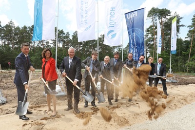 Bayerns Innen- und Bauminister Joachim Herrmann beim Spatenstich f�r neuen Forschungsbau des Helmholtz-Instituts in Erlangen: Zuk�nftig noch mehr Spitzenforschung in der Region -: 