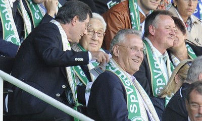 Mit Pr�sident Helmut Hack, dem ehemaligen US-Au�enminister Henry Kissinger und F�rths Oberb�rgermeister Dr. Thomas Jung in der Trolli Arena der Spielvereinigung Greuther F�rth (September 2012)