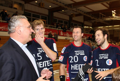 Nach dem Sieg des Handballclub Erlangens �ber TUS Ferndorf, gemeinsame Freude mit Christoph Nienhaus (15), Daniel Pankofer (20) und Moritz Weltgen (2) (November 2012)