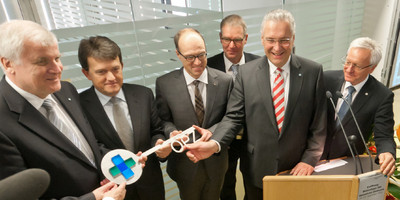 Schl�ssel�bergabe f�r das neue Bettenhaus des Uni-Klinikums Erlangen an der �stlichen Stadtmauerstra�e mit Ministerpr�sident Horst Seehofer, dem Leiter des staatlichen Bauamts Erlangen Dieter Mau�ner, dem Direktor des Uniklinikums Prof. Heinrich Iro, dem Chef der Chirurgie Prof. Raymund Horch und Uni-Pr�sident Karl Dieter Gr�ske (November 2012)