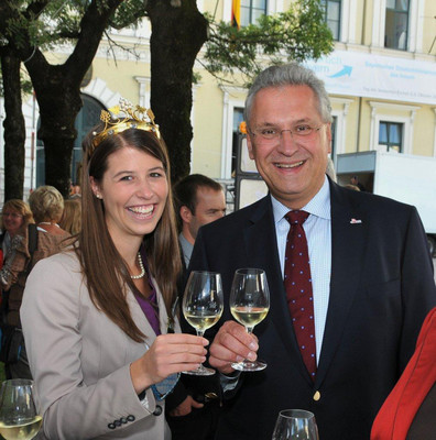 F�r die Arbeit als Vorsitzender des Tourismusverbands Franken ist der Kontakt mit dem fr�nkischen Weinbauverband besonders wichtig - und mit der fr�nkischen Weink�nigin Melanie Dietrich nat�rlich besonders angenehm. (Oktober 2012)