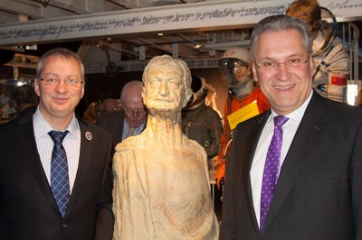 Joachim Herrmann bei der Wiederer�ffnung des gro�en Ausstellungsraums im Hermann-Oberth-Raumfahrt-Museum, Feucht.

Im Bild v.l. Karlheinz Rohrwild (Direktor Hermann-Oberth-Raumfahrt-Museum), B�ste von Prof. Hermann Oberth, Innenminister Joachim Herrmann, MdL.

Namensgeber des Museums ist der Feuchter Ehrenb�rger Hermann Oberth (1894-1989). Er gilt wegen seiner theoretischen Grundlagenwerke �Die Rakete zu den Planetenr�umen� (1923) und �Wege zur Raumschiffahrt� (1929) neben dem Russen Ziolkowski und dem Amerikaner Goddard als einer der V�ter der Raumfahrt. Der in Siebenb�rgen (heutiges Rum�nien) geborene Oberth lebte mit wenigen Unterbrechungen von 1945 bis 1989 in Feucht.

Weitere Informationen zum Museum gibt es unter http://www.oberth-museum.org


