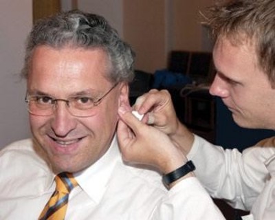 Joachim Herrmann beim Blut spenden - 

Mit gutem Beispiel voran ging Joachim Herrmann, Vorsitzender der CSU-Landtagsfraktion, gestern im Bayerischen Landtag: Er spendete Blut. Damit geh�rt er zu den rund 260.000 Freiwilligen, die j�hrlich �ber den Blutspendedienst des Bayerischen Roten Kreuzes (BSD) dazu beitragen, dass Leben gerettet werden k�nnen. Herrmann appellierte an die B�rger, auch zur Blutspende zu gehen: �Es muss nicht immer Geld sein, um Mitmenschen in Not zu helfen. Mit einer Blutspende rette ich ganz unmittelbar Menschenleben.� Das sei ein gutes Gef�hl und ein Zeichen von Verantwortungsbewusstsein gegen�ber unserer Gesellschaft.