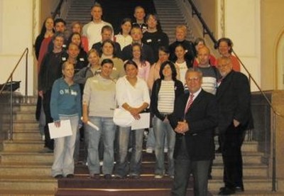 Sozialkunde in der Praxis - Erlanger Krankenpflegesch�ler zu Besuch im Landtag - 

�Sozialkundeunterricht in der Praxis� war das Thema von 26 Sch�lerinnen und Sch�lern der Berufsfachschule f�r Gesundheit und Krankenpflege aus Erlangen, die im Bayerischen Landtag mit Abgeordneten der drei im Landtag vertretenen Fraktionen diskutierten. Sie erlebten Politik vor Ort und trafen den Vorsitzenden der CSU-Landtagsfraktion Joachim Herrmann (Erlangen), den SPD-Abgeordneten Wolfgang Vogel (Erlangen) und die Gr�nen-Abgeordnete Christine Stahl (N�rnberg). Herrmann lobte das Interesse der Erlanger f�r Politik. �Nur wer sich informiert und engagiert, kann letztlich auch etwas bewegen und ver�ndern in unserer Gesellschaft.� Besonders wichtig sei, dass die B�rger Politik als Chance begreifen. �Jeden geht Politik etwas an. Denn wir Politiker gestalten unser Land mit Ihren und unseren Ideen. Sie alle k�nnen dabei mitmachen, indem Sie sich in einer Partei engagieren oder zumindest Ihr Wahlrecht aus�ben�, so Herrmann. 