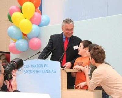 Pressebild Kinderkongress - 

Rund 500 Besucher kamen zum 1. Kinderkongress der CSU-Fraktion in den den Bayerischen Landtag. Kinder aus Erding (im Bild mit CSU-Fraktionsvorsitzenden Joachim Herrmann) �u�erten dabei gegen�ber Politikern, P�dagogen und Experten aus dem Bildungs- und Erziehungsbericht unter dem Motto 