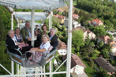 Joachim Herrmann, Ministerpr�sident Horst Seehofer und Oberb�rgermeister Dr. Siegfried Balleis mit Gattinnen im Riesenrad auf der Erlanger Bergkirchweih