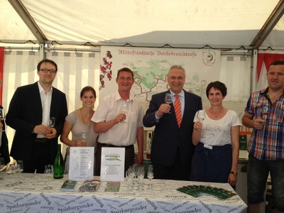 Mittelfr�nkische Bocksbeutelstra�e pr�sentiert sich in Erlangen auf den Erlanger Verbrauchertagen. R�diger Eisen, Gesch�ftsf�hrer Tourismusverband Steigerwald und Arbeitsgemeinschaft Mittelfr�nkische Bocksbeutelstra�e, gemeinsam mit dem Weinbaubetrieb Hanns aus Ipsheim und Staatsminister Joachim Herrmann.