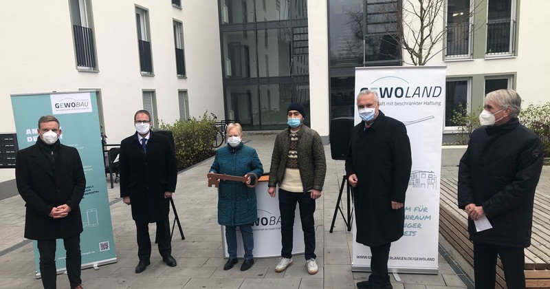 Donnerstag, 26. November 2020; Bayerns Innen- und Kommunalminister Joachim Herrmann bei Schl�ssel�bergabe in der 'Housing Area' in Erlangen: Attraktive neue Wohnungen zu g�nstigen Mieten durch staatliche F�rderung - F�nf Millionen Euro Zuschuss und zinsg�nstige Darlehen in H�he von 32 Millionen Euro