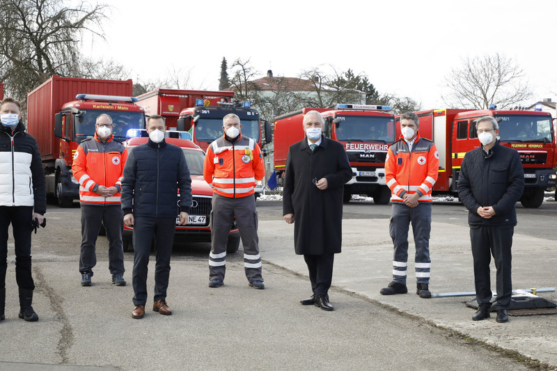 Sonntag, 10. Januar 2021; Das Erdbeben in Kroatien Ende Dezember 2020 hat schlimme Sch�den angerichtet und auch die kroatischen Feuerwehren stark getroffen. Rund 300 bayerische Feuerwehren sind einem Aufruf des Landesfeuerwehrverbandes gefolgt und haben viele Ausr�stungs- und Ger�tespenden f�r ihre kroatischen Kameradinnen und Kameraden zusammengetragen. Bayerns Innenminister Joachim Herrmann war heute in Hersbruck dabei, als ein Hilfskonvoi zum Sammelpunkt im Landkreis Rosenheim startete. Der Innenminister lobte die grenz�berschreitende Hilfeleistung: 