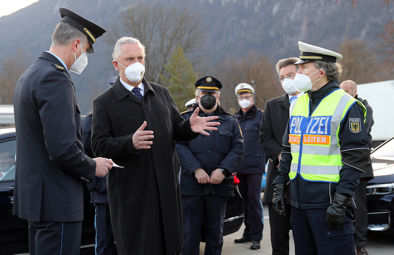 Dienstag, 23. Februar 2021; Innenminister Joachim Herrmann hat sich heute �ber die Situation an der Grenze zwischen Bayern und Tirol informiert: Tirol wird zum Teil als Virusvarianten-Gebiet eingestuft. Deshalb finden dort Binnengrenzkontrollen durch die Bundespolizei mit Unterst�tzung der bayerischen Grenzpolizei statt.
Sammy Minkoff