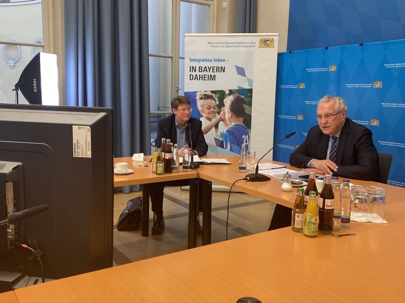 Dienstag, 2. M�rz 2021; 2. Dialog Digital mit Asylhelferkreisen: �Der Austausch mit Ehrenamtlichen ist mir au�erordentlich wichtig! Es freut mich daher sehr, dass das neue digitale Veranstaltungsformat mit �ber 300 Anmeldungen einen so gro�en Zuspruch erf�hrt,� sagte Bayerns Integrationsminister Joachim Herrmann beim gestrigen zweiten �Dialog digital� mit Asylhelferkreisen. Zentrales Thema war dieses Mal der Internetzugang in Asylunterk�nften. Ziel ist es, m�glichst alle Asylunterk�nfte f�r das Internet anschlussf�hig zu machen und die entsprechenden Voraussetzungen hierf�r durch den Staat zu schaffen.
Foto: Bayerisches Innenministerium