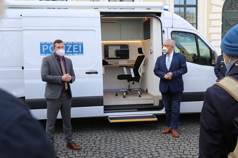 Montag, 8. M�rz 2021; Weniger Kriminalit�t und h�here Aufkl�rungsquote � Herrmann stellte die Kriminalit�tsstatistik 2020 vor: �Die Sicherheitslage im Freistaat hat sich vergangenes Jahr weiter verbessert � die niedrigste Kriminalit�tsbelastung seit 41 Jahren und die h�chste Aufkl�rungsquote seit 26 Jahren. Dabei macht sich auch die Corona-Pandemie bemerkbar: Die Polizei registrierte deutlich weniger Einbr�che und Ladendiebst�hle, aber deutlich mehr Betrugsdelikte im Internet.�
Foto: Bayerisches Innenministerium