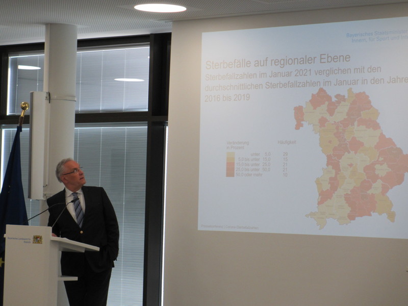 Montag, 29. M�rz 2021; Corona-Sterbef�lle in Bayern � Statistische Sonderauswertung: �Die Zahlen zu den Sterbef�llen der vergangenen Monate sind eindeutig und lassen keinen Zweifel an der Gef�hrlichkeit des Corona-Virus�, sagte Innenminister Joachim Herrmann bei der Vorstellung der Sonderauswertung zu den Corona-Sterbefallzahlen in Bayern gemeinsam mit dem Pr�sidenten des Landesamtes f�r Statistik, Dr. Thomas G��l.
Foto: Bayerisches Innenministerium