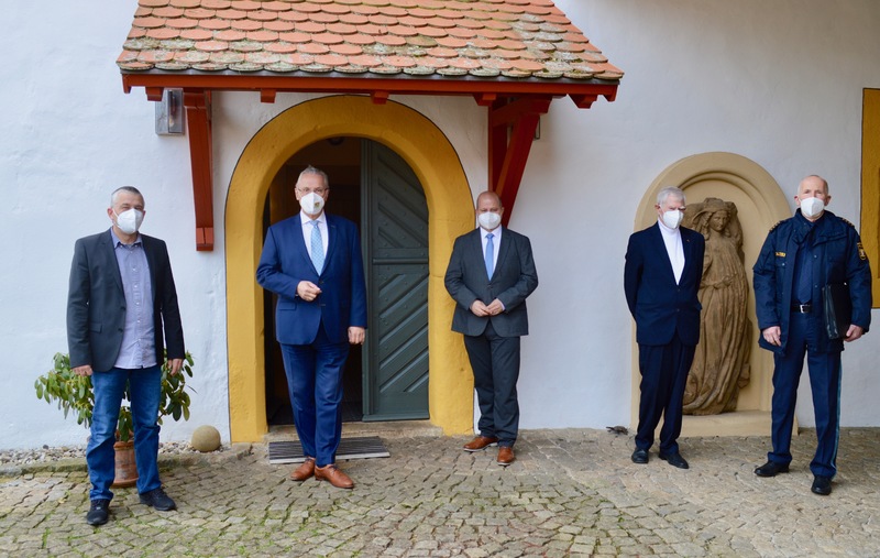 Freitag, 9. April 2021; �Projekt 2025 � Arche Musica� 
Das Ziel dieses bundesweit einzigartigen Projektes ist eine neue Form der  Antisemitismuspr�vention und der Erneuerung der Erinnerungskultur auf Basis der Musik.
Projektpartner sind das Musikarchiv der Israelischen Nationalbibliothek, die �Tel Aviv School of Arts� und das Bayerische �Projekt �2025-Arche Musica�, das heute Staatsminister Joachim Herrmann im Landkreis Bamberg besuchte. Gemeinsam mit Herrn MdL Holger Dremel und Polizeioberrat Dieter Haubner konnte sich der Staatsminister pers�nlich �ber die ersten, bedeutenden Forschungsergebnisse
und die Projektperspektiven informieren.
