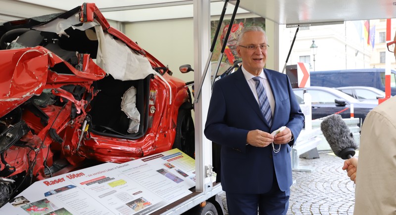 Montag, 12. April 2021; Startschuss f�r neues Verkehrssicherheitsprogramm 2030 �Bayern mobil � Sicher ans Ziel�: Innenminister Joachim Herrmann und Verkehrsministerin Kerstin Schreyer haben heute den Startschuss f�r das neue Verkehrssicherheitsprogramm 2030 gegeben und ihre Pl�ne vorgestellt, um Bayerns Stra�en bis 2030 noch sicherer zu machen. �Unser Ziel ist, die Zahl der Verkehrstoten und Verletzen so stark wie m�glich zu reduzieren�, erkl�rten Herrmann und Schreyer. �Daf�r haben wir ein kraftvolles Ma�nahmenpaket f�r noch mehr Verkehrssicherheit geschn�rt.�
Foto: Bayerisches Innenministerium