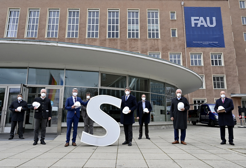 Freitag, 16. April 2021; �bergabe des 'Himbeerpalasts' an die Friedrich-Alexander-Universit�t (FAU) Erlangen-N�rnberg: Innenminister Joachim Herrmann sprach heute mit Wissenschaftsminister Bernd Sibler ein Gru�wort bei der offiziellen �bergabe des historischen 'Himbeerpalasts' von der Siemens AG an die Friedrich-Alexander-Universit�t (FAU) Erlangen-N�rnberg: 