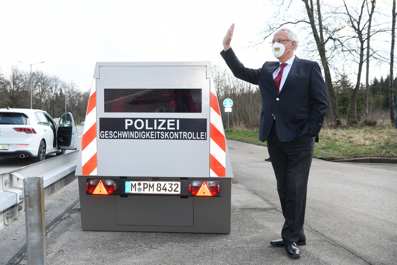 Mittwoch, 21. April 2021: Bayernweiter Blitzmarathon 2021: Mit insgesamt rund 1.800 Polizistinnen und Polizisten sowie etwa 50 Bediensteten der kommunalen Verkehrs�berwachung finden die Geschwindigkeitskontrollen bis zum Donnerstag, 22. April, 6 Uhr in Bayern statt. Daf�r sind bayernweit rund 2.100 Messstellen an Unfallbrennpunkten und dort vorgesehen, wo h�ufig zu schnell gefahren wird. An einer Kontrollstelle im M�nchner Umland hat sich Bayerns Innenminister Joachim Herrmann heute selbst ein Bild vom Blitzmarathon gemacht. �Trotz tagelanger Vorank�ndigung gibt es offenbar immer noch viel zu viele, die zu schnell unterwegs sind�, zog Herrmann heute als Zwischenfazit. Der Innenminister forderte alle Verkehrsteilnehmer auf, sich unbedingt immer an die Tempolimits zu halten. �Rasen ist kein Kavaliersdelikt, sondern Ursache Nummer Eins f�r schwere Verkehrsunf�lle!�
Foto: Tobias Hase