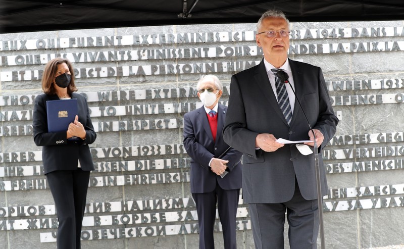 Donnerstag, 29. April 2021; Kranzniederlegung anl�sslich des 76. Jahrestags der Befreiung: Beim heutigen stillen Gedenken am Internationalen Mahnmal in der KZ-Gedenkst�tte Dachau zum 76. Jahrestag der Befreiung hat Innenminister Joachim Herrmann in Vertretung von Ministerpr�sident Dr. Markus S�der einen Kranz niedergelegt. 