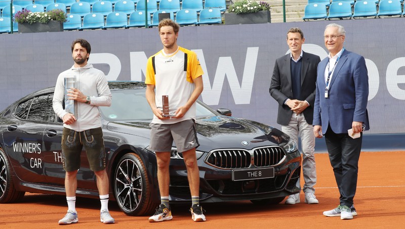 Sonntag, 2. Mai 2021; Innen- und Sportminister Joachim Herrmann beim Finale der BMW Open.
Was f�r ein spannendes Match: Nikoloz Basilashvili vs. Jan-Lennard Struff! Am Ende durfte Nikoloz Basilashvili aus Georgien den Siegerpokal von Sportminister Herrmann in Empfang nehmen. Dieser setzte sich in einem hochklassigen Finale gegen Jan-Lennard Struff (Deutschland) durch.
Fotos: Sammy Minkoff