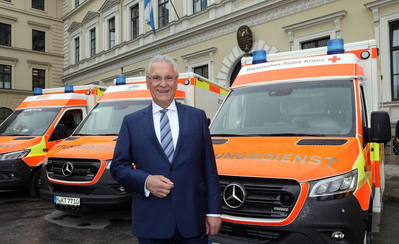 Donnerstag, 6. Mai 2021; Fl�chendeckender Telenotarzt, digitales Notfallregister und schnellere Verfahren � Innenminister Joachim Herrmann hat die geplanten Neuerungen im Rettungsdienstgesetz vorgestellt: �Mit der Novellierung des Rettungsdienstgesetzes verbessern wir noch einmal den schon hohen Standard bei den rettungsdienstlichen Leistungen und stellen gleichzeitig die Weichen f�r die Herausforderungen der Zukunft in der rettungsdienstlichen Versorgung im Freistaat,� sagte Innenminister Joachim Herrmann bei der Vorstellung der Eckpunkte f�r die Novelle des Bayerischen Rettungsgesetzes.
Foto: Sammy Minkoff