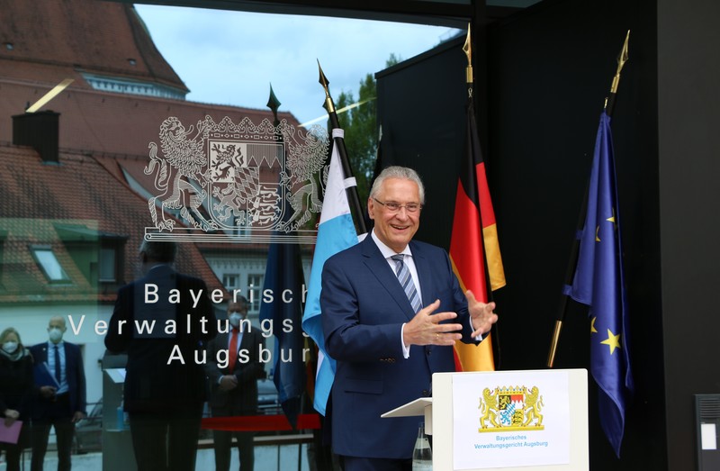 Donnerstag, 6. Mai 2021; Bayerns Innenminister Joachim Herrmann bei der Fertigstellung des Erweiterungsbaus des Verwaltungsgerichts Augsburg.Der nun fertiggestellte Erweiterungsbau entspreche allen zeitgem��en Anforderungen und verbinde die beiden Geb�udeteile des Gerichts. Die hervorragende technische Ausstattung trage zu einer weiteren Modernisierung des Sitzungsbetriebs am Verwaltungsgericht Augsburg bei. 
Foto: VgA Augsburg