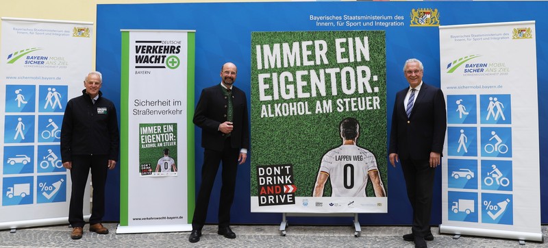 Dienstag, 18. Mai 2021; Immer ein Eigentor: Alkohol am Steuer! Heute empfing Innenminister Joachim Herrmann Herrn Peter Starnecker von der Landesverkehrswacht Bayern und Herrn Dr. Lothar Ebbertz vom Bayerischen Brauerbund im Innenministerium. Gemeinsam stellten sie die neue Plakataktion zum Thema �Don�t drink and drive� vor. Die Plakate mit einem zur Fu�ball-EM passenden Motiv werden in der Zeit von Ende Mai bis Mitte Juli an den bayerischen Landstra�en ausgeh�ngt. Im vergangenen Jahr ereigneten sich in Bayern trotz der Einschr�nkungen durch die Corona-Pandemie noch zahlreiche Verkehrsunf�lle unter Alkohol- und Drogeneinfluss.
Foto: Bayerisches Innenministerium