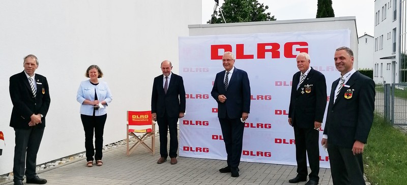 Samstag, 12. Juni 2021; Innenminister Joachim Herrmann zu Besuch bei der Landestagung der DLRG Bayern 2021 �digital�: Herrmann hob die vielf�ltigen Einsatzbereiche der DLRG hervor. �Sei es bei der Rettung von Menschen im Bereich von Gew�ssern, im Katastrophen-, im Umwelt- und Naturschutz oder auch im Rettungsdienst: Die DLRG ist immer ein verl�sslicher und leistungsstarker Partner.� Im Anschluss �bergab der Staatsminister eine besondere Auszeichnung an den Leiter Ausbildung der DLRG Bayern: Patrick Sinzinger erhielt das Steckkreuz der DLRG f�r seine besonderen Verdienste in der Verbandsarbeit. (Von Links: Der Pr�sident des DLRG-Bundesverbandes, Achim Haag; 2. Bgm. Gertrud He�linger; Landrat Willibald Gailler; Staatsminister Joachim Herrmann; Der scheidende Pr�sident der DLRG Bayern, Ingo Flechsenhar; Der neu gew�hlte Pr�sident der DLRG Bayern, Dr. Manuel Friedrich)
DLRG Bayern