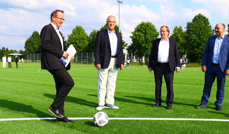 Dienstag, 22. Juni 2021; Er�ffnung des Kunstrasenspielfelds der Sportschule Oberhaching: Innen- und Sportminister Joachim Herrmann ist begeistert: �Der hochmoderne Kunstrasenplatz mit Rasenheizung bietet dem Breiten- und Leistungssport beste Trainingsbedingungen und ist besonders umweltvertr�glich�, schw�rmte Herrmann bei der heutigen Er�ffnung. �Die Sportschule Oberhaching als eine der gr��ten Sportschulen Europas setzt deshalb mit ihrem neuen Kunstrasenspielfeld Ma�st�be�, lobte der Sportminister. Das Projekt wird mit insgesamt 2,1 Millionen Euro gef�rdert.
Foto: Christian Wanner / BLSV