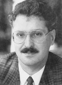 Politisches Engagement in der Jungen Union - 

Parallel zu seiner beruflichen Laufbahn setzt Joachim Herrmann w�hrend und nach dem Studium auch sein politisches Engagement fort. Er tritt 1977 der Jungen Union und der CSU bei und machte zun�chst in der JU schnell Karriere: Er wird schon 1979 Mitglied des Landesausschusses der Jungen Union Bayern und deren schul- und hochschulpolitischer Sprecher. 1983 wird er erstmals in den Bundesvorstand der Jungen Union Deutschland gew�hlt und leitet auch dort einige Jahre die bildungspolitische Kommission. Er lernt im JU-Bundesvorstand Christoph B�hr und Roland Koch, Peter M�ller und Christian Wulff kennen und h�lt zu diesen und anderen, die inzwischen zur Spitze der CDU geh�ren, bis heute Kontakt. 

Von 1987 bis 1991 ist Joachim Herrmann stellvertretender Bundesvorsitzender der JU Deutschland und erlebt in dieser Funktion die spannende Zeit der Wiedervereinigung und der Neugr�ndung der Jungen Union in Ostdeutschland. Er leitet in dieser Zeit auch die Grundsatzkommissionen sowohl der JU Bayern wie der JU Deutschland.