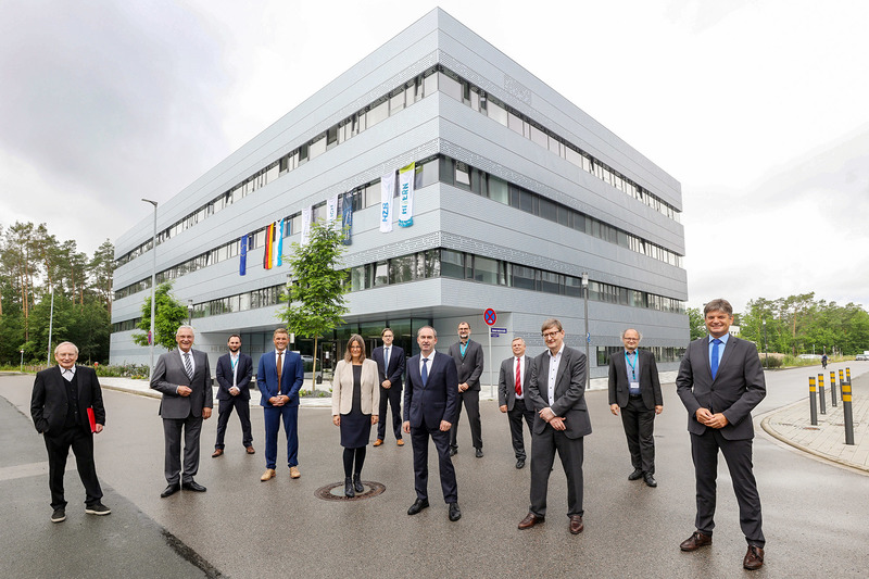 Mittwoch, 14. Juli 2021: Innenminister Joachim Herrmann bei der Einweihungsfeier des Forschungsneubaus des Helmholtz-Instituts Erlangen-N�rnberg f�r Erneuerbare Energien: Das Helmholtz-Institut Erlangen-N�rnberg f�r Erneuerbare Energien (HI ERN) erforscht und entwickelt material- und prozessbasierte L�sungen f�r eine klimaneutrale und nachhaltige Energieversorgung. Auf insgesamt 3200 Quadratmetern werden k�nftig rund 115 Wissenschaftlerinnen und Wissenschaftler in einem hochmodernen Umfeld forschen.
Foto: Kurt Fuchs / HI ERN