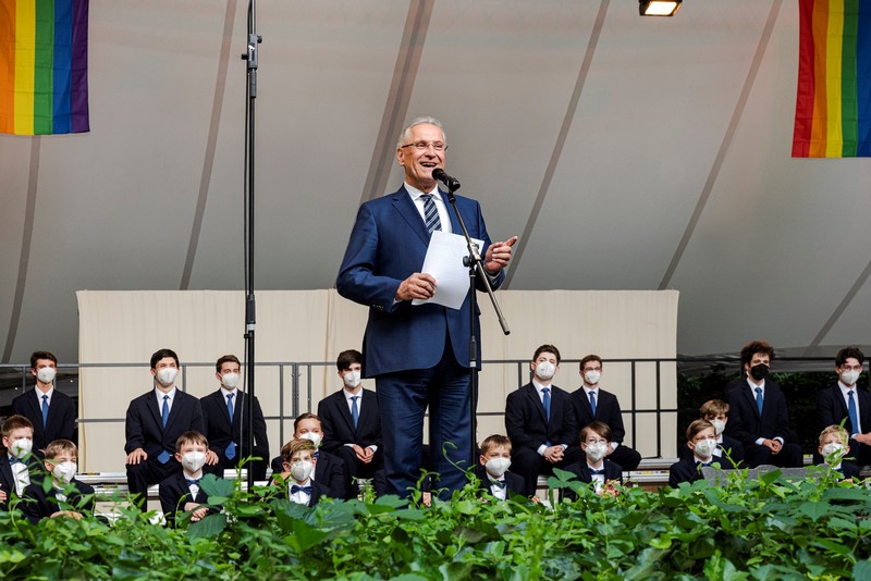 Samstag, 3. Juli 2021: 75 Jahre Windsbacher Knabenchor: Anl�sslich des Jubil�ums �75 Jahre Windsbacher Knabenchor� sprach Innenminister Joachim Herrmann ein Gru�wort beim Jubil�umskonzert in N�rnberg: �Der Chor hat in seiner 75-j�hrigen Geschichte eine beachtliche Entwicklung genommen. Vom �Provinzch�rchen� der 50er Jahre ist er zu einem Markenzeichen Frankens und einem gesanglichen Aush�ngeschild f�r ganz Bayern geworden.�
Foto: R. Ott / WKC 