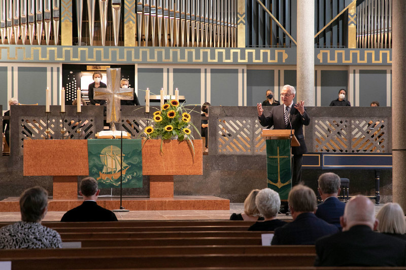 Freitag, 30. Juli 2021; Innen- und Integrationsminister Joachim Herrmann hat in der St. Matth�us Kirche in Erlangen an 17 verdiente Pers�nlichkeiten das Ehrenzeichen des Bayerischen Ministerpr�sidenten f�r ehrenamtliches, �berwiegend kirchliches, Engagement ausgeh�ndigt. Die Geehrten haben sich weit �ber das �bliche Ma� hinaus f�r ihre Mitmenschen und f�r das Gemeinwohl eingesetzt. Sie haben hohes, vorbildliches b�rgerschaftliches Engagement gezeigt und wertvolle Arbeit zum Wohle ihrer Mitb�rgerinnen und Mitb�rger geleistet.
Foto: Giulia Iannicelli