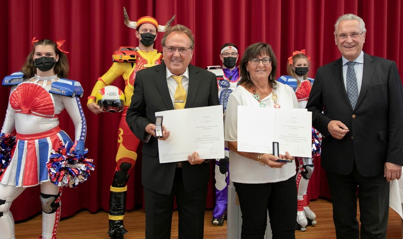 Mittwoch, 4. August 2021; Innenminister Joachim Herrmann h�ndigt an die Eheleute Gabriele und Jose Andreu Clemente das Ehrenzeichen des Bayerischen Ministerpr�sidenten f�r Verdienste von im Ehrenamt t�tigen Frauen und M�nnern. Das Ehepaar Andreu setzt  sich seit fast drei Jahrzehnten unerm�dlich im Ehrenamt f�r das Gemeinwohl in Heroldsberg ein.
Foto:Giulia Ianicell