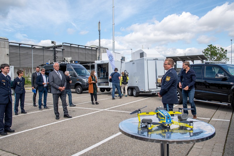 Dienstag, 17. August 2021; Video�berwachung ma�geblich bei Fahndung: Beim Besuch der Koordinierungsstelle Video der Bayerischen Polizei bei der Polizeiinspektion Flughafen M�nchen sagte Innenminister Joachim Herrmann, die Video�berwachung helfe ganz entscheidend bei der Fahndung nach Kriminellen oder auch bei m�glichen terroristischen Anschl�gen. �Die neue KOST Video, die in diesem Jahr bei der Polizeiinspektion Flughafen M�nchen ins Leben gerufen wurde, wird k�nftig einen wichtigen Beitrag f�r die Sicherheit in Bayern leisten�, so Herrmann.
Foto: Bayerns Polizei