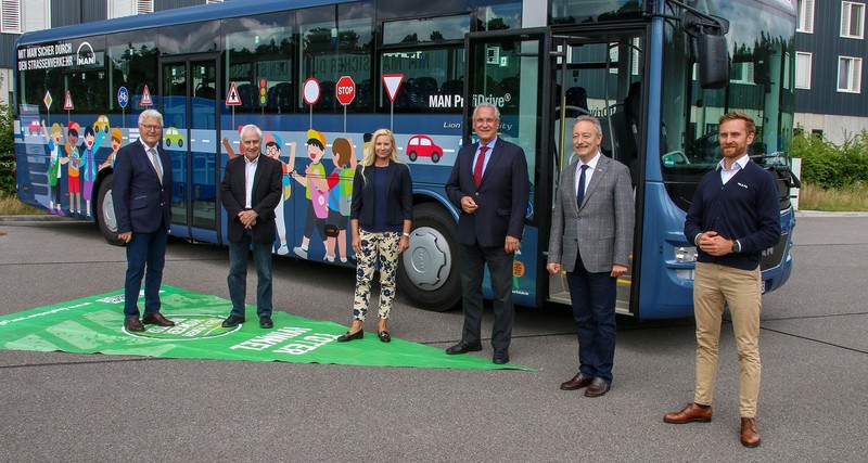 Donnerstag, 19. August 2021; Neuer Schulbus mit Abbiegeassistent: Innenminister Joachim Herrmann hat heute mit der Gemeinschaftsaktion �Sicher zur Schule � Sicher nach Hause� einen neuen Schulbus mit modernem Abbiegeassistenzsystem vorgestellt. 