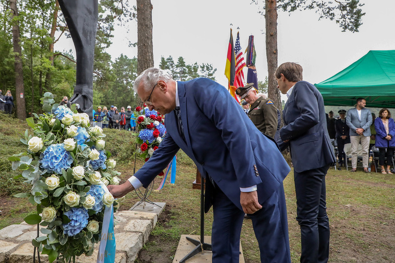 Mittwoch, 18. August 2021: 50 Jahre nach dem Hubschrauberabsturz der US-Armee in Pegnitz: In Vertretung von Ministerpr�sident Dr. Markus S�der hat Innenminister Joachim Herrmann an der Gedenkfeier teilgenommen. Herrmann: �Auch ein halbes Jahrhundert nach dem tragischen Hubschrauberabsturz sind die 37 US-Soldaten nicht vergessen. Wir gedenken heute gemeinsam dieser jungen M�nner, die viel zu fr�h aus dem Leben gerissen wurden.�
Foto: Giulia Iannicelli
