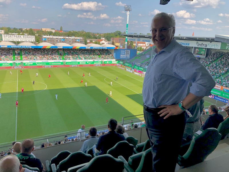Samstag, 21. August 2021; Innen- und Sportminister Joachim Herrmann w�nschte dem SpVgg Greuther F�rth am Wochenende viel Erfolg und �berzeugte sich beim Heimspiel gegen DSC Arminia Bielefeld von der Sicherheit in den bayerischen Fu߭ballstadien: 