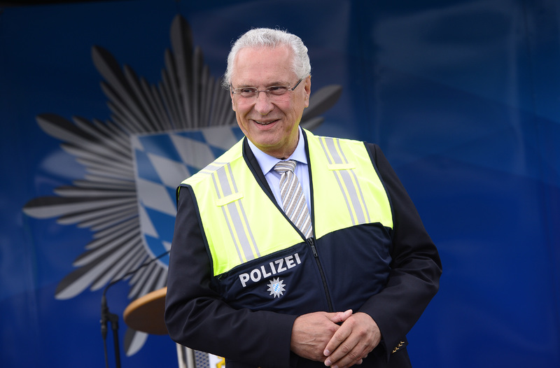 Montag, 23. August 2021; Neue Erkennbarkeitswesten der Polizei: Innenminister Joachim Herrmann hat heute in N�rnberg neue Erkennbarkeitswesten der Polizei vorgestellt. Mit ihren auff�lligen Farb- und Reflektorfl�chen und Funktionsbezeichnungen optimieren sie die Ausstattung und Sicherheit der bayerischen Polizistinnen und Polizisten. �Vor allem bei besonderen Eins�tzen wie Demonstrationen und Gro�veranstaltungen ist die Bayerische Polizei nun noch besser zu erkennen. Dies gilt insbesondere f�r zivile Einsatzkr�fte, die in solchen gro�en Einsatzlagen kurzfristig hinzugezogen werden�, erkl�rte Herrmann.
Foto: Anestis Aslanidis