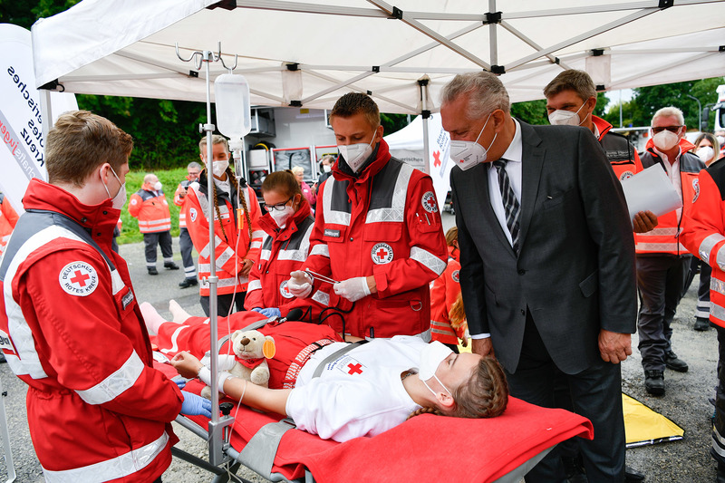 Montag, 30. August 2021; Innenminister Joachim Herrmann konnte sich heute beim Rundgang durch die verschiedenen Stationen der Bereitschaften des BRK zahlreiche Eindr�cke �ber die Bandbreite an Aufgaben verschaffen: �Es ist beruhigend zu wissen, dass es in Bayern ein so starkes Netzwerk aus Hilfsorganisationen, Feuerwehren, Technischem Hilfswerk, Bundeswehr, Bundespolizei und unserer Bayerischen Polizei gibt. Auf die enge, schnelle und vertrauensvolle Zusammenarbeit der Blaulichtorganisationen untereinander, aber auch mit den Integrierten Leitstellen, ist Verlass.�
Foto: Matthias Merz