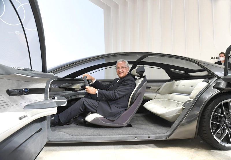 Dienstag, 7. September 2021; Innenminister Joachim Herrmann hat an der Er�ffnung der IAA Mobility 2021 teilgenommen und verschaffte sich bei einem Rundgang �ber die IAA auf der Messe Riem und den Ausstellungsfl�chen in der Innenstadt einen �berblick �ber die aktuellsten Entwicklungen der Automobilindustrie.
Foto:Frank Rollitz/Schneider Press