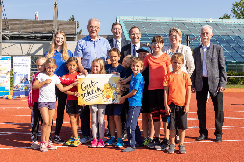 Mittwoch, 8. September 2021; Gutscheinprogramm zur F�rderung von Vereinsmitgliedschaften: Aufgrund der Corona-Pandemie haben sich viele Kinder deutlich weniger bewegt und sind aus den Sportvereinen ausgetreten. Um dieser Entwicklung entgegenzuwirken, hat heute Innen- und Sportminister Joachim Herrmann gemeinsam mit den bayerischen Sportverb�nden ein Gutscheinprogramm des Freistaats zur F�rderung der Vereinsmitgliedschaft vorgestellt. �Mit unserem Gutscheinprogramm geben wir zus�tzliche Anreize, dass Kinder wieder mehr Sport in Vereinen treiben�, erkl�rte Herrmann. �Damit st�rken wir die Gesundheit unserer Kinder und unterst�tzen unsere bayerischen Sportvereine, neue Mitglieder zu gewinnen.�
Foto: Norbert Wilhelmi