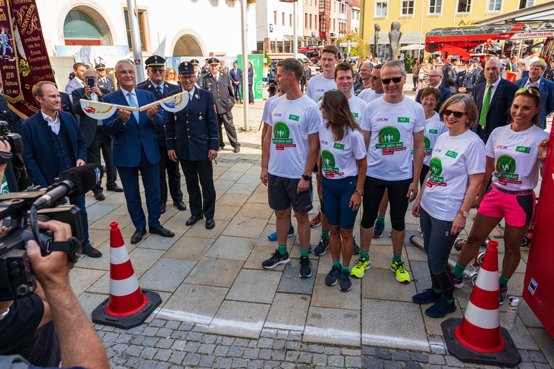 Freitag, 10. September 2021; Start: der Feuerwehraktionswoche: Innenminister Joachim Herrmann hat heute gemeinsam mit dem Vorsitzenden des Landesfeuerwehrverbands Bayern e.V., Johann Eitzenberger, die diesj�hrige Feuerwehraktionswoche unter dem Motto �Helfen ist Trumpf � F�r dich, f�r mich, f�r alle!� in Neumarkt in der Oberpfalz er�ffnet. �Um dauerhaft die Mitgliederzahlen konstant zu halten, ist es wichtig, dass wir immer wieder neu die Begeisterung f�r das ehrenamtliche Engagement � insbesondere bei jungen Leuten � wecken�, betonte Herrmann.
Foto: Jochen K�mmel