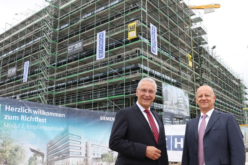 Donnerstag, 16. September 2021; Innenminister Joachim Herrmann hat heute am Richtfest f�r das zweite Modul des 'Siemens Campus Erlangen' sowie des parallel entstehenden Laborgeb�udes teilgenommen. Herrmann freut sich �ber diesen weiteren wichtigen Meilenstein: �Mit seinem neuen Campus verbindet Siemens auf eindrucksvolle Weise Innovation und Zukunft mit seiner stolzen Unternehmenstradition und schreibt seine Erfolgsgeschichte in Erlangen fort. Mit dem neuen Laborgeb�ude festigt und st�rkt Siemens den Standort Erlangen zudem als wichtigen Wissensschafts- und Forschungsstandort.�
Foto: Kurt Fuchs