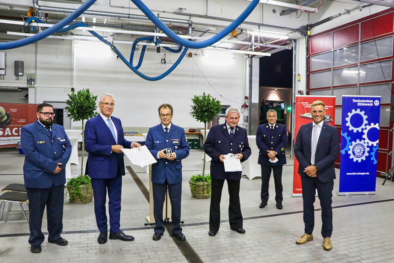 Freitag, 17. September 2021; Innenminister Joachim Herrmann zeichnete mehrere verdiente Kameradinnen und Kameraden f�r ihren langj�hrigen aktiven Dienst in der Freiwilligen Feuerwehr und dem Technischen Hilfswerk in Erlangen aus: �Liebe Jubilare, f�r Ihren unerm�dlichen Einsatz f�r die Sicherheit unserer B�rgerinnen und B�rger danke ich Ihnen aufs Herzlichste. Ganz gleich, ob Sie auf 15, 25, 40 oder gar 50 erfolgreiche Jahre im aktiven Dienst zur�ckblicken k�nnen, Sie erweisen unserer Gesellschaft einen enormen Dienst. Bayern braucht Menschen wie Sie, die uneigenn�tzig und hochengagiert zupacken, wenn andere Hilfe brauchen!�
Foto: Stadt Erlangen