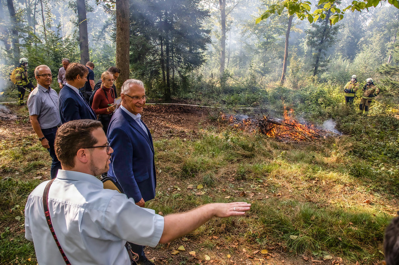 Samstag, 18. September 2021; Waldbrand�bung �Funkenflug�: Innenminister Joachim Herrmann verschaffte sich ein Bild von der Waldbrand�bung der Freiwilligen Feuerwehr Kirchehrenbach gemeinsam mit der Bayerischen Polizeihubschrauberstaffel, der Flughelfergruppe der Feuerwehr Bayreuth, der Luftrettungsstaffel Bayern e. V. und der privaten Hilfsorganisation @fire teilgenommen. Anlass hierf�r war der Abschluss der seit 2019 laufenden internen Weiterbildung rund um das Thema Vegetationsbrandbek�mpfung und die Umsetzung der erlernten Einsatztechniken.
Foto: Ralf R�del/Feuerwehr Kirchehrenbach