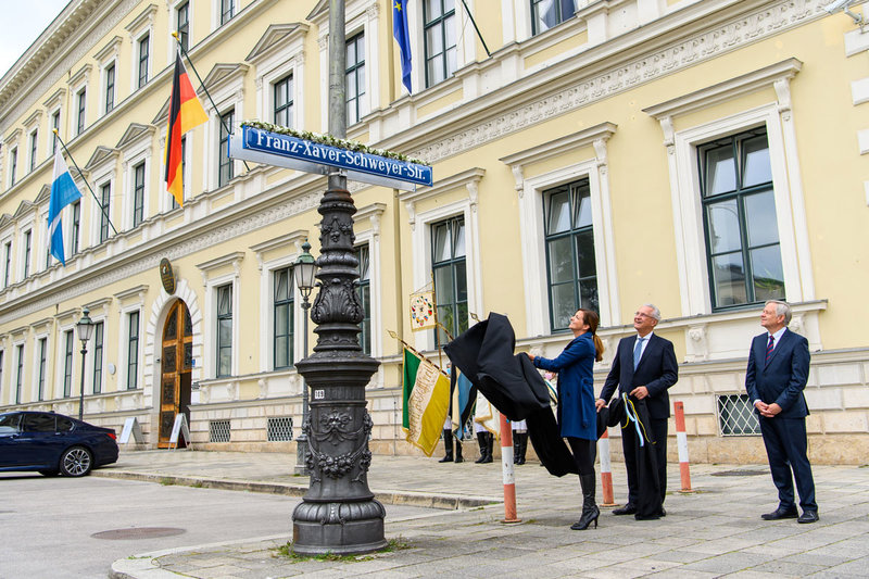 Dienstag, 21. September 2021; Mutige K�mpfer gegen den aufkommenden Nationalsozialismus: Im Gedenken an die ehemaligen Bayerischen Innenminister Dr. Franz Xaver Schweyer und Dr. Karl St�tzel hat Joachim Herrmann ein Stra�enschild mit der Aufschrift �Franz Xaver Schweyer Stra�e� und eine Gedenktafel im Innenministerium enth�llt. Herrmann: �Es ist eine Frage historischer Gerechtigkeit, dass wir ihnen nun die W�rdigung zu Teil werden lassen, die ihr heldenhafter Widerstand gegen die NS-Barbarei verdient.�
Foto: Sebastian Widmann