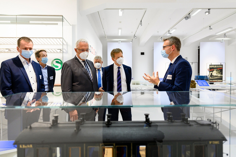 Donnerstag, 30. September 2021; 50 Jahre Bahndesign-Kongress und 30 Jahre ICE: Bei der Er�ffnung der Ausstellung 'Design&Bahn' im DB Museum N�rnberg hat Innenminister Joachim Herrmann von �hochinteressanten Einblicken� gesprochen mit Exponaten, die zuvor der �ffentlichkeit nicht zug�nglich waren. �Hier gibt es einiges zu entdecken, nicht nur f�r eingefleischte Bahnfans�, schw�rmte Herrmann. �Erstmals wird die Design-Geschichte des ICE und seiner Vorg�nger beleuchtet. Der ICE ist ein unverkennbares Markenzeichen der Deutschen Bahn und z�hlt v�llig zurecht zu den wichtigsten Verkehrsmitteln in ganz Deutschland.�
Foto: DB Museum / Uwe Niklas