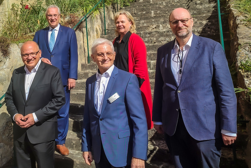 Samstag, 2. Oktober 2021; Innenminister Joachim Herrmann hat am 10. Forum Kirche-Wirtschaft-Arbeitswelt in Rothenburg teilgenommen. Inhaltlich ging es darum, wie die diakonischen Arbeitsfelder ein glaubw�rdiges, zeitgem��es Profil in Zeiten des Wandels entwickeln k�nnen. Auf dem Foto: Die Referenten Dr. Mathias Hartmann, Vorstandvorsitzender der Diakonie Neuendettelsau; Innenminister Joachim Herrmann, Wolfgang Schuhmacher, Leiter der Evang. Tagungsst�tte Wildbad, Alexandra Hiersemann, Landtagsabgeordnete der SPD, und Johannes Rehm, Leiter des kda Bayern.
Foto: kda Bayern