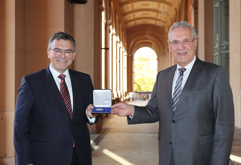 Mittwoch, 27. Oktober 2021; Innen- und Kommunalminister Joachim Herrmann hat heute Dr. Florian Herrmann, Leiter der Staatskanzlei, die Kommunale Verdienstmedaille in Bronze verliehen: �Dr. Florian Herrmann geh�rt seit 18 Jahren dem Kreistag Freising an und hat sich bleibende Verdienste erworben. Trotz der erheblichen Inanspruchnahme als Leiter der Staatskanzlei, als Staatsminister f�r Bundesangelegenheiten und Medien und als Mitglied des Bayerischen Landtags hat er der kommunalen Ebene nicht den R�cken gekehrt und setzt sein nachhaltiges kommunalpolitisches Engagement f�r seinen Heimatlandkreis Freising fort.�
Foto: Sammy Minkoff